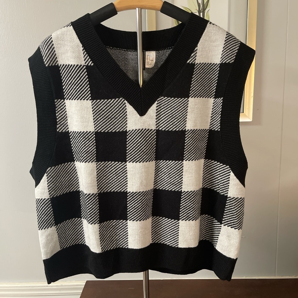 H&M Black and White Plaid V-Neck Sweater Vest
